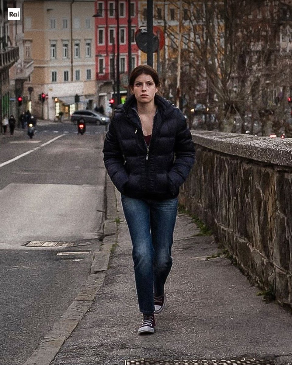 raicinque's tweet photo. Alle 21.20 “La ragazza ha volato” di Wilma Labate con Alma Noce, Luka Zunic, Rossana Mortara | Nadia è un'adolescente inquieta, sospesa tra l'affetto della famiglia e una profonda solitudine. L'incontro con un ragazzo più grande la porterà fuori dal suo isolamento... https://t.co/MQpuBZSXjJ