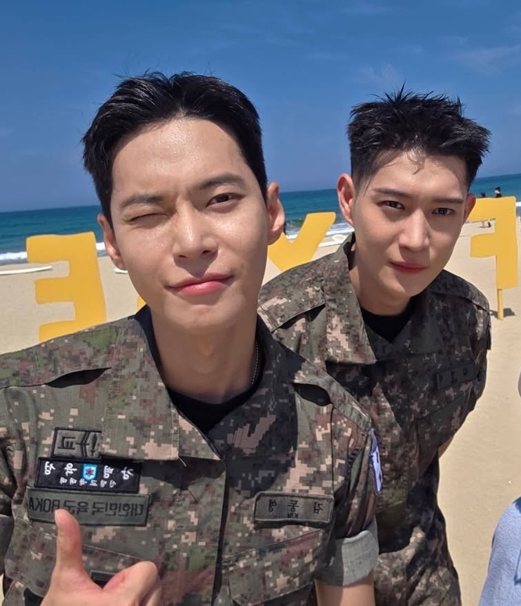 NCTDAOYlNG's tweet photo. doyoung with actor kim youngdae 🩵 https://t.co/hCFpWFgQIM