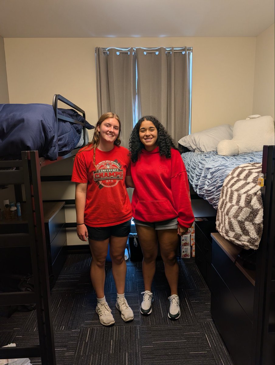 UWPlattWBB's tweet photo. Freshman move-in weekend is complete and the countdown is over—day one starts tomorrow! 🔥 Excited for these 4 to officially be on campus &amp; looking forward to an incredible year ahead. 🤩💙🧡 

#SwingTheAxe ⛏️ https://t.co/97HoxllFas