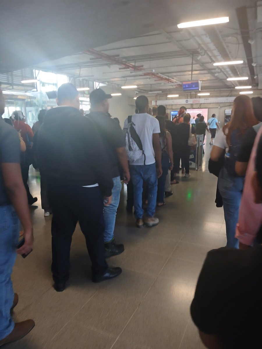 Emanuel11_C's tweet photo. Por qué no probaron esta nueva modalidad de pasar las tarjetas primero en 2 estaciones? El caos que está provocando en las mañanas y tardes, en plena hora pico, es horrible. Como siempre, el pueblo paga las consecuencias. @elmetrodepanama https://t.co/sMBHRPZGGy