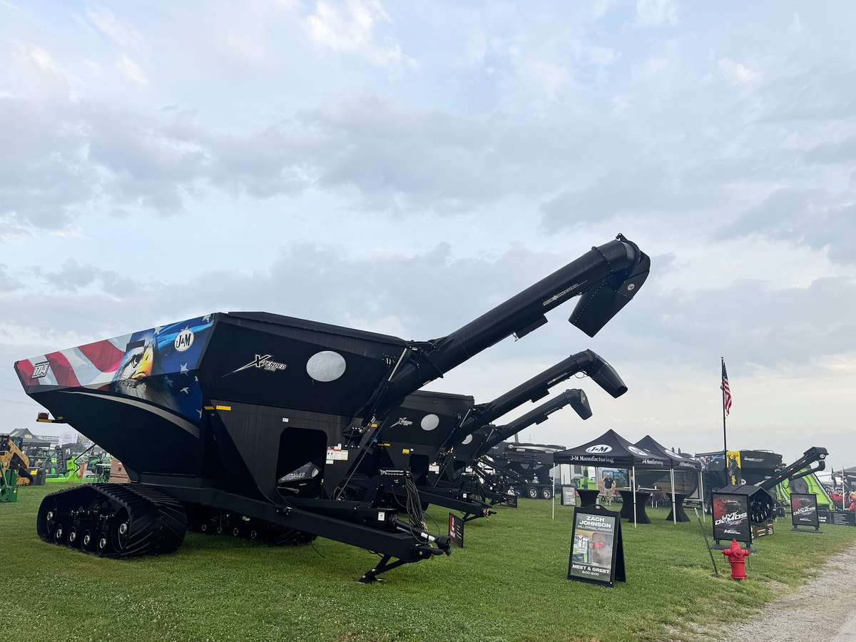 JMManufacturing's tweet photo. Beautiful Morning! Come check out our new 1314 and 1514 single auger grain carts. We are so excited about these carts! At 900 bushels a minute these are sure to please. The 1314 is so low that it is easier to load than most 1300 dual auger grain carts.
Also be sure to check out our new LX SpeedTenders in person to see how they make planting season easier!