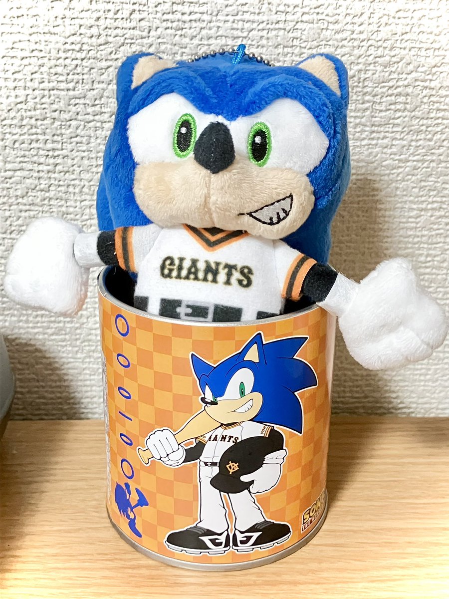 haritamaball's tweet photo. ジャイアンツコラボのソニックが来た〜！⚾️🔵
チョコクランチの缶にぬいを入れたら可愛い☺️
#ソニかつ https://t.co/ZMEb2xq1ZK