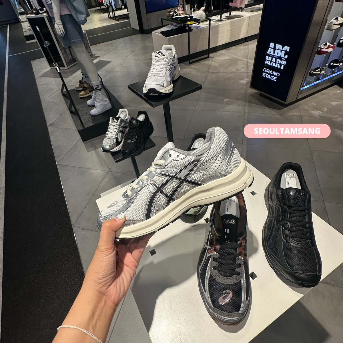 seoul_tamsang's tweet photo. อัปเดต Asics JOG 100s จากหน้าสาขาค่ะ ♡🇰🇷
ทางร้านรับทุกรุ่นจากหาได้ที่เกาหลีเลยนะค้าบ
สนใจรุ่นไหน ไซส์ไหน สามารถทักมาสอบถามก่อนได้ค่ะ
#พรีออเดอร์เกาหลี #พรีเกาหลี #ASICS #ASICSKorea https://t.co/74pQCMl0wW