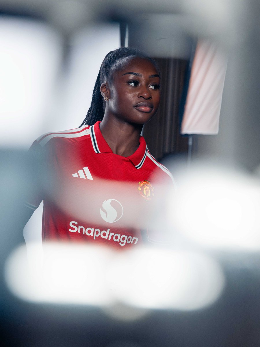 ManUtdWomen's tweet photo. On set with our new recruit 🎬🔥 https://t.co/PXu40fKZLo