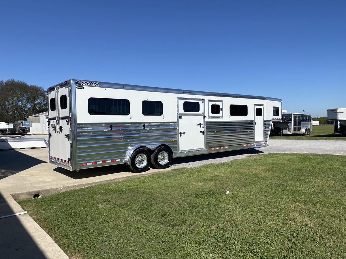 DerekTenbreyf's tweet photo. Super versatile! With an extra 6 inches of width, it can haul 2 draft horses and a cart or 4 horses. The tack room and polished sides make it a real head-turner. https://t.co/iHCNMcF0Yf