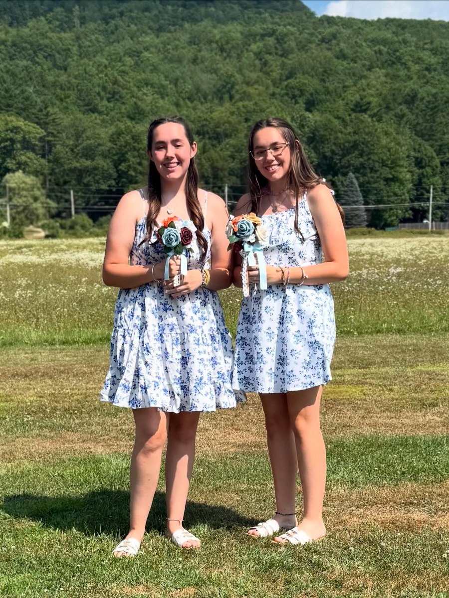 CassidyRevwyyn's tweet photo. My sister’s wedding! I was a bridesmaid. https://t.co/x572JHRebQ