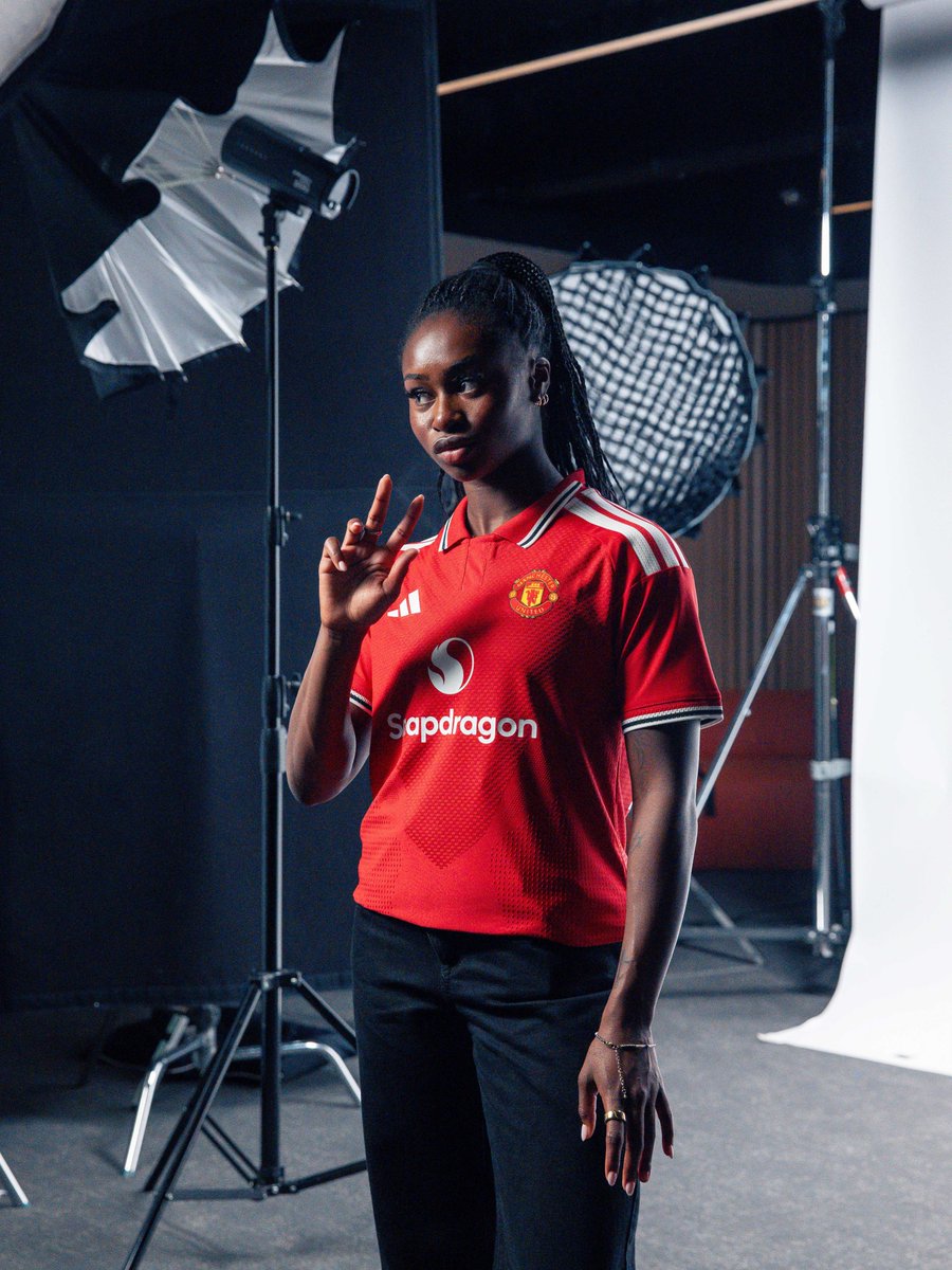 ManUtdWomen's tweet photo. On set with our new recruit 🎬🔥 https://t.co/PXu40fKZLo