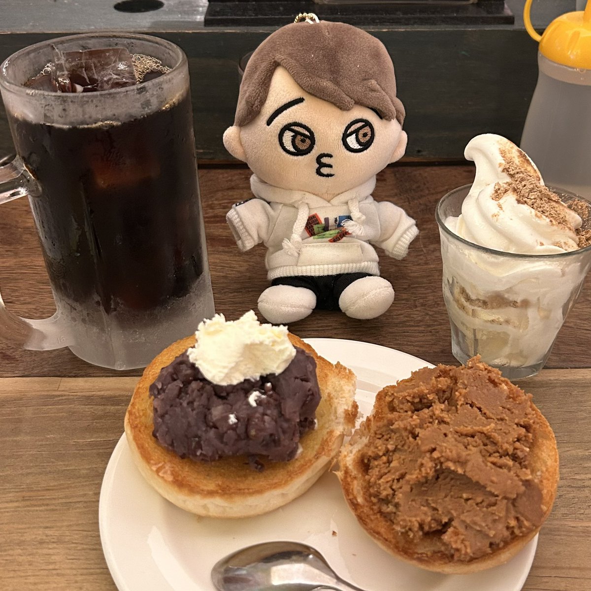 Byluv45's tweet photo. 今日は休み取ってたからグッズ買った後念願のブチョーコーヒーで午後のモーニング食べた後近くのジムで3kmウォーキングしてからライブ行ったｗｗｗｗｗ https://t.co/8oE5lGPeU2