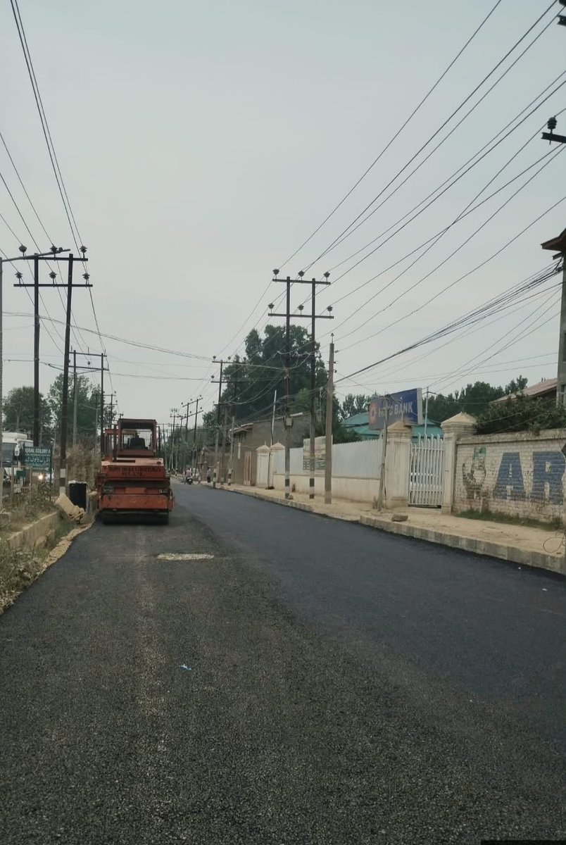 srinagaradmin's tweet photo. Macadamization of Dr. Ali Jan Road Underway. Work is progressing on crucial Eidgah–SKIMS Soura corridor to ease congestion &amp; improve connectivity, facilitating the seamless passage to and from SKIMS Soura.
@diprjk
@akshaylabroo https://t.co/3ADHDYvCKy