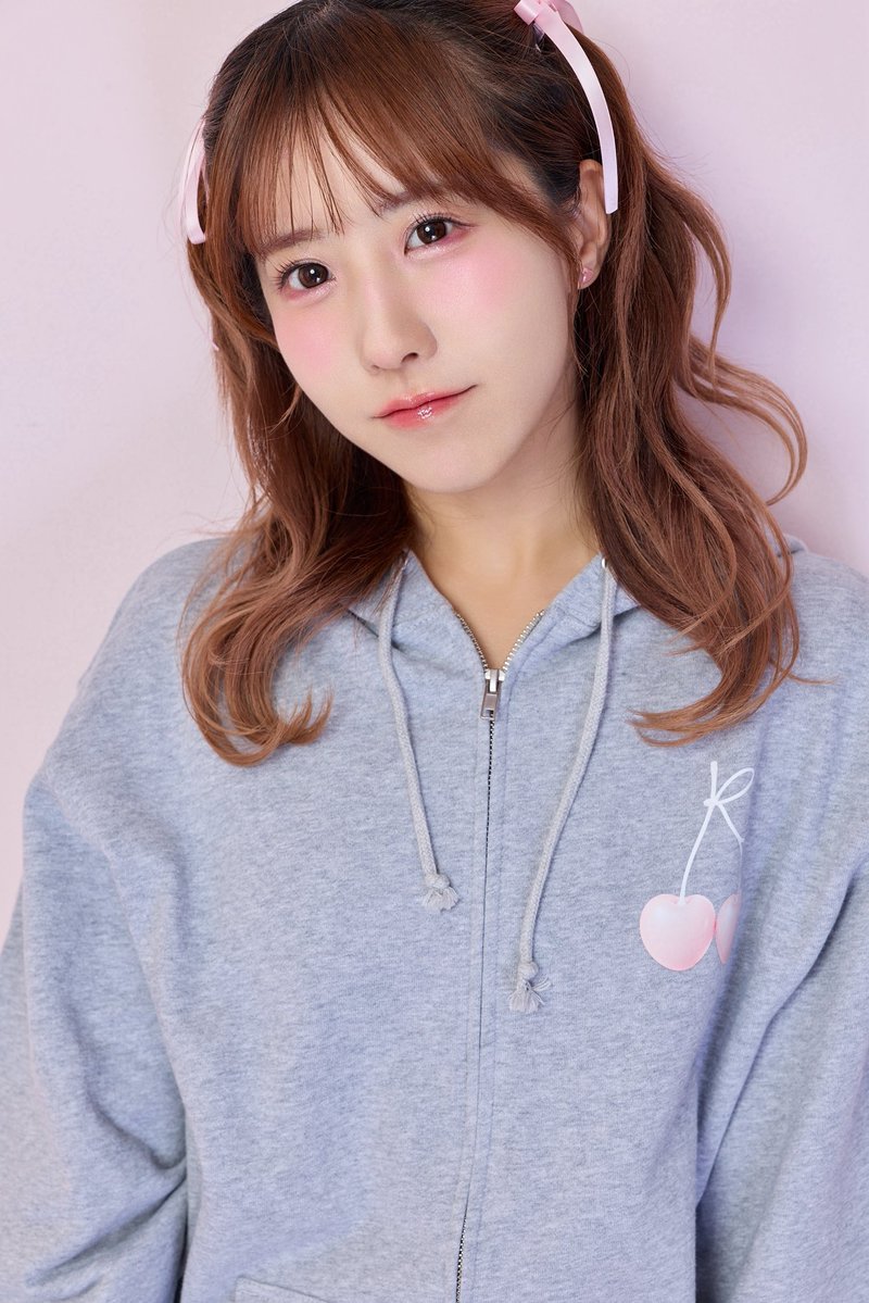 officialkasumin's tweet photo. 今日からソロ活動2年目です🎀

ソロになってこの一年で本当に色々な思い出と経験ができました✨

日々のどのお仕事も全部思い出だけど特に一年目で武道館で歌えたこと、沖縄コレクションに呼んでいただいて沖縄アリーナで歌えたこと、サツコレにゲスト出演できたこと海外遠征等その他にもたくさん普通では経験できないことを経験させていただきました🥹
こうやって振り返ると2年目がもっと楽しみになるね🤭

いつも応援してくれて、ずっとついてきてくれてるファンの皆さんのおかげです💗
本当にありがとうございます。

あとかすみんSTAFFやマネージャーさんが裏で支えてくれてるおかげです♡

ソロ2年目もっと良い景色観にいきましょう❣️