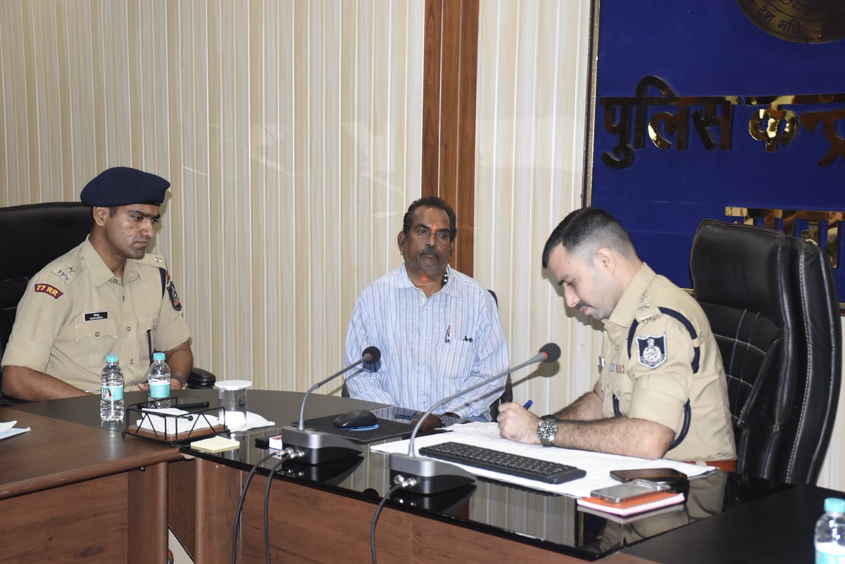 SPSagarmp's tweet photo. जनसुनवाई में सुनी गईं आमजन की समस्याएं

01 सितंबर 2026 को पुलिस कंट्रोल रूम, सागर में आयोजित जनसुनवाई के दौरान आमजन की शिकायतों एवं समस्याओं को गंभीरता से सुना गया। संबंधित अधिकारियों को शिकायतों के त्वरित एवं संवेदनशील निराकरण हेतु आवश्यक दिशा-निर्देश दिए गए।

#SagarPolice https://t.co/TEKHe6O99d