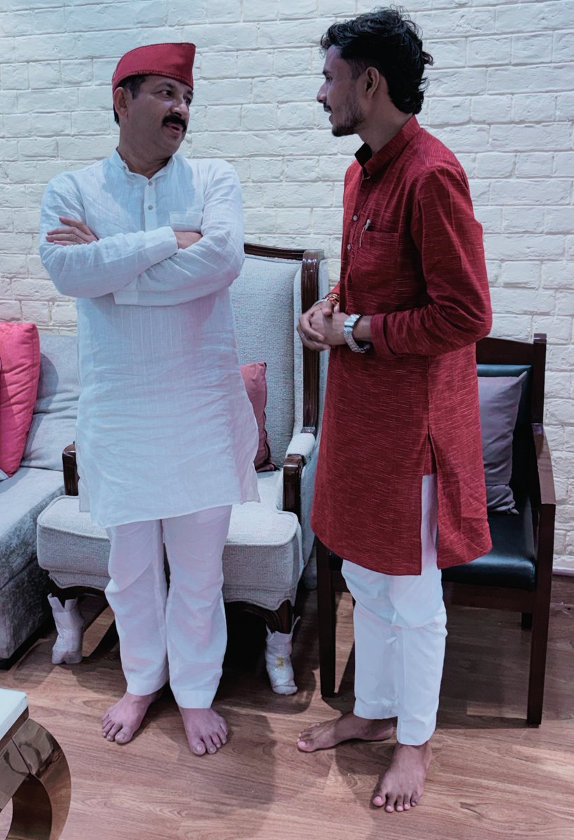 krishnasingh1_'s tweet photo. आज़ नई दिल्ली स्थित आवास पर उत्तर पूर्वी दिल्ली– NCT से भाजपा के लोकप्रिय मा० सांसद एवम् अभिनेता बड़े भाई श्री मनोज तिवारी जी के बड़े भाई स्व० साधू शरण तिवारी जी के निधन के तत्पश्चात उनके दिल्ली स्थित आवास पर पहुंचकर श्रद्धांजलि अर्पित कर शोक संवेदना व्यक्त किया।

@ManojTiwariMP https://t.co/ACskacDeAO