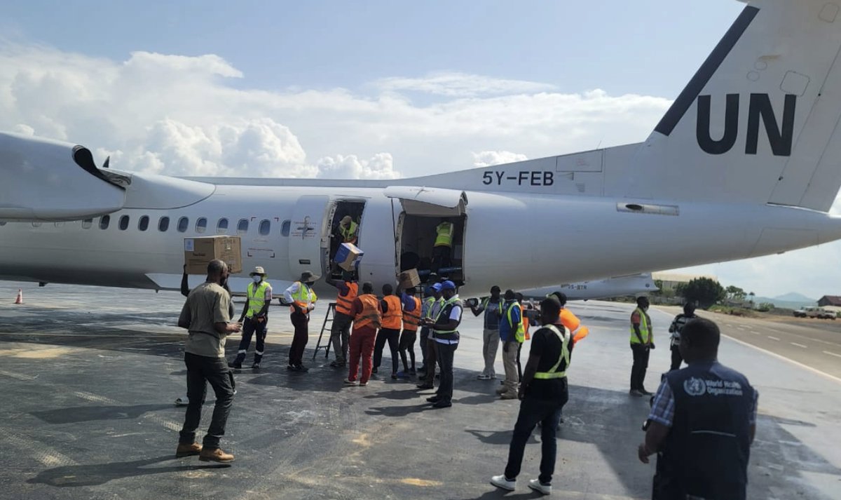 UNPeacekeeping's tweet photo. As the #Ebola crisis in the #DRC demands global attention, @UN peacekeeping missions are helping on the ground.

@MONUSCO helps secure humanitarian teams, @unmissmedia works w/ partners to strengthen border screening &amp; @UN_CAR supports preparedness to help prevent further spread. https://t.co/IzZODtfxBo