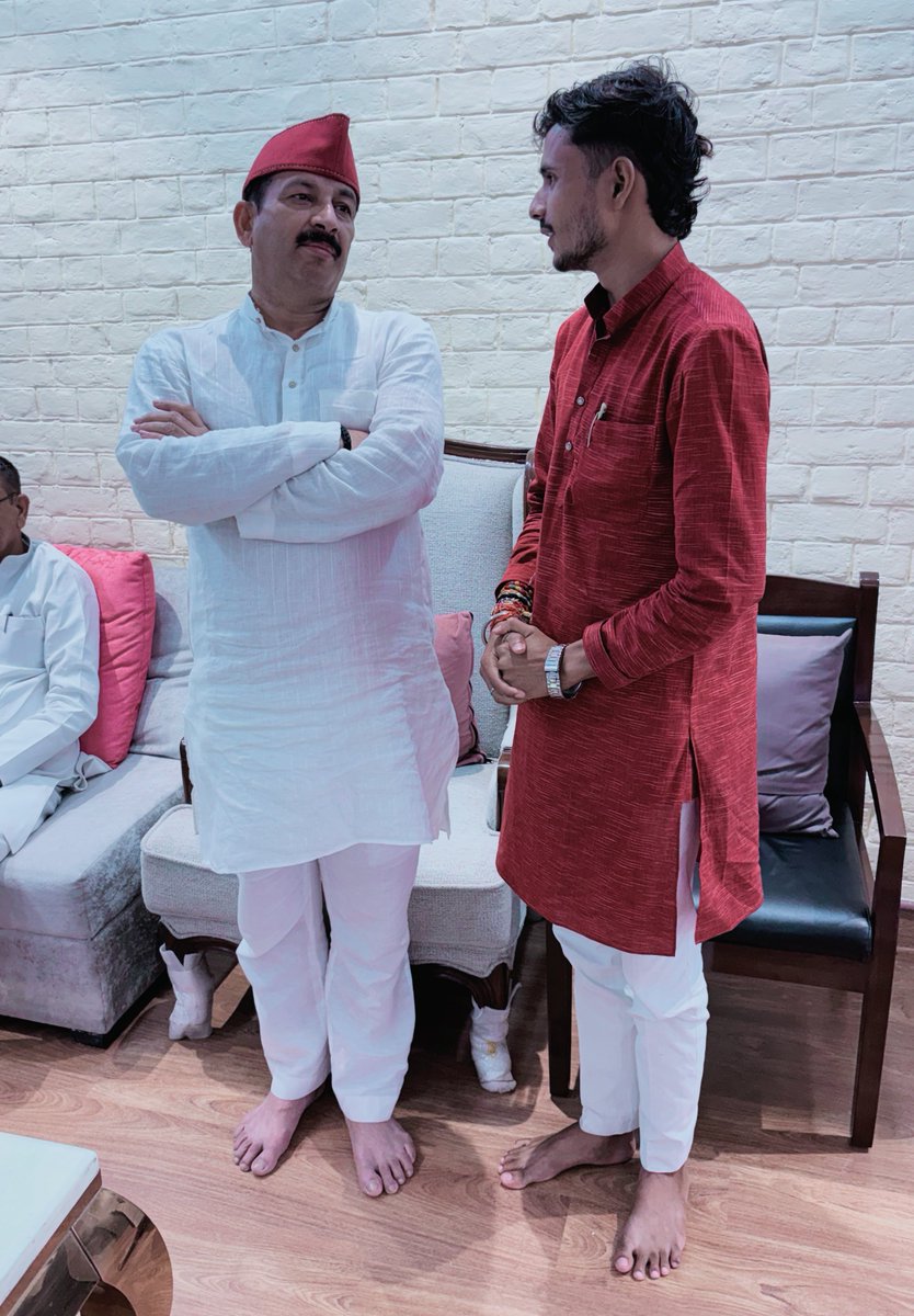 krishnasingh1_'s tweet photo. आज़ नई दिल्ली स्थित आवास पर उत्तर पूर्वी दिल्ली– NCT से भाजपा के लोकप्रिय मा० सांसद एवम् अभिनेता बड़े भाई श्री मनोज तिवारी जी के बड़े भाई स्व० साधू शरण तिवारी जी के निधन के तत्पश्चात उनके दिल्ली स्थित आवास पर पहुंचकर श्रद्धांजलि अर्पित कर शोक संवेदना व्यक्त किया।

@ManojTiwariMP https://t.co/ACskacDeAO