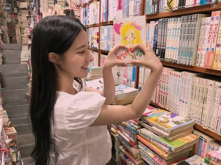 hiroko08190122's tweet photo. 🩴A Walk with My Daughter When my daughter came back home, the unforeseen losses and bitter trials of life seem far more endurable and surmountable, simply because your constant, devoted, and gentle affection keeps me standing strong through every profound ache and sorrow. https://t.co/p2TrTWBlUU