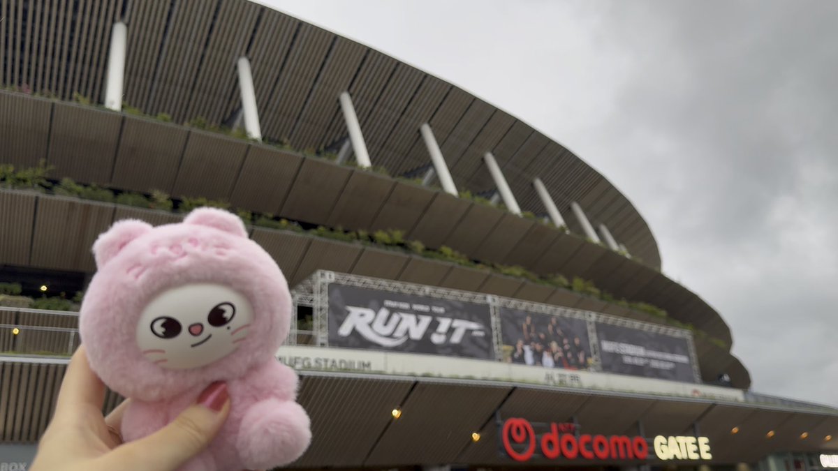 Suzurincha's tweet photo. スキズ国立最高だった！
初日に参戦したから天気が悪かったけど、、、
席にも恵まれてめっちゃ楽しめた︎💕︎︎
次は京セラ✨ https://t.co/0C0srUkULz