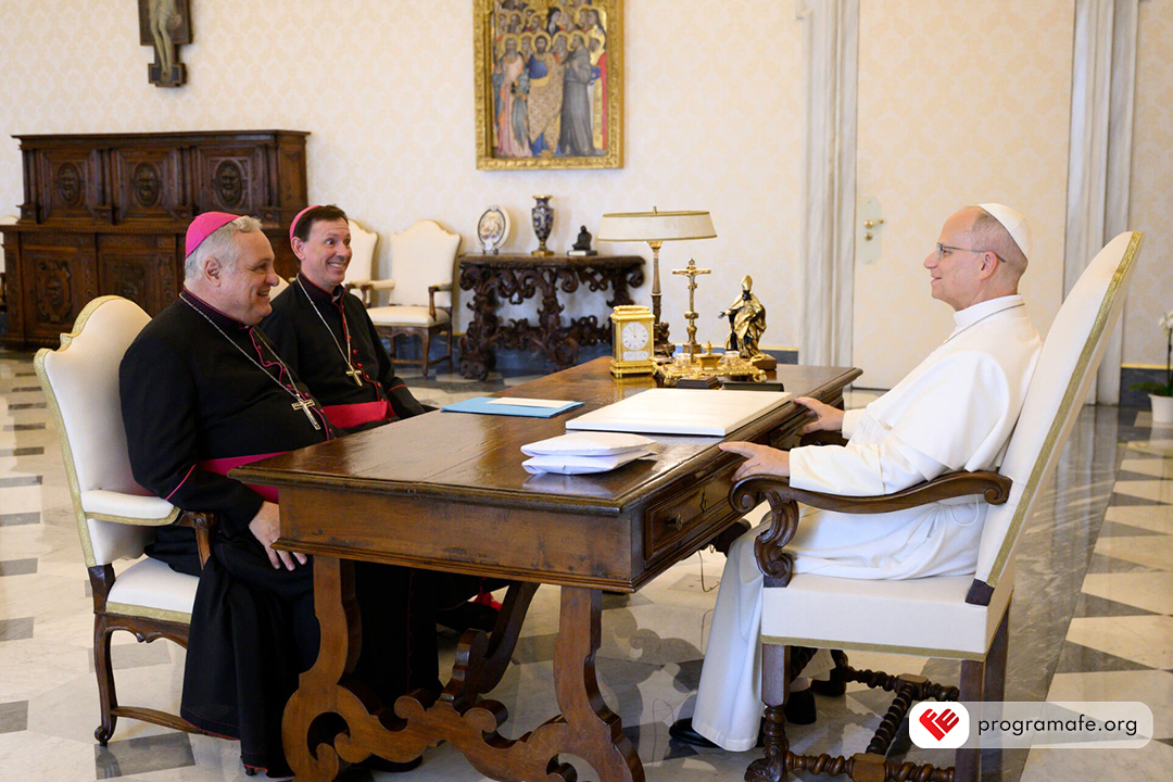 Programa_FE's tweet photo. Durante el encuentro conversaron sobre la realidad de la Iglesia en nuestro país y avanzaron en los preparativos de este acontecimiento que, en noviembre, reunirá a miles de personas para vivir un tiempo de Fe, encuentro y comunión. https://t.co/UWdYnFnsAK
