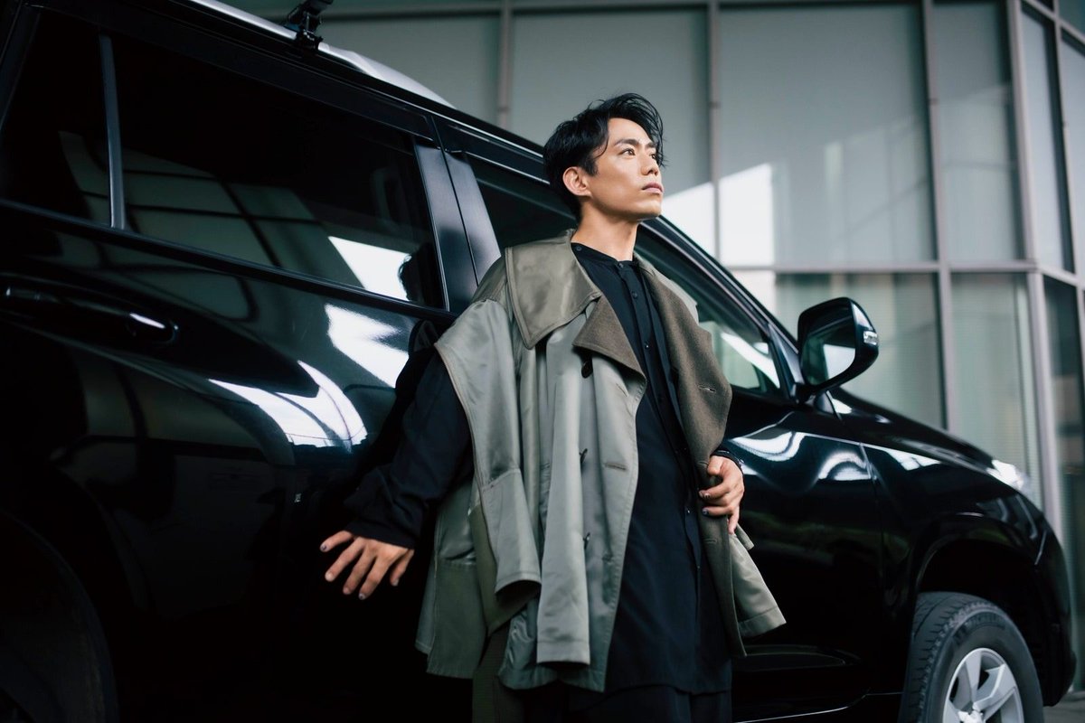 GQJAPAN's tweet photo. 高橋大輔「バンクーバー五輪を終えて25歳になったときに、そろそろ免許を取ってもいい頃合いかなぁ、と、思いました。遠征などでアメリカへ行く機会が増えて、向こうではクルマがないと暮らしていけませんから」

▼愛車の履歴書──Vol45. 高橋大輔さん（前編）
https://t.co/1ObU97deec https://t.co/ybGMr2QkMp