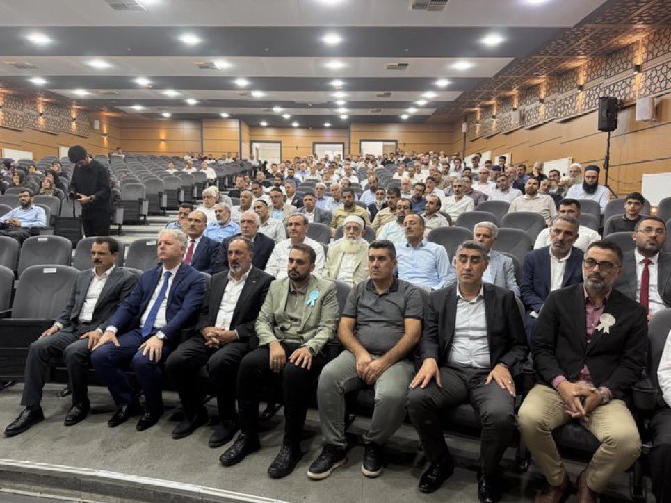 bingolakgenclk's tweet photo. 📍 Bingöl Belediyesi Konferans Salonu

İl Gençlik Kolları Başkanımız Enes Aslan ile birlikte AK Gençlik Bingöl olarak, Peygamber Efendimizin (SAV) güzel ahlakını ve örnek hayatını daha iyi anlamaya vesile olan “Peygamberimiz ve Güzel Ahlak” konulu anlamlı konferansa katıldık.

Prof. Dr. İbrahim Halil Erdoğan hocamızın kıymetli anlatımlarıyla; güzel ahlakın insan hayatındaki yeri, Peygamber Efendimizin örnek şahsiyeti ve bizlere bıraktığı güzel miras üzerine istifade dolu bir program gerçekleştirdik.

Böylesine anlamlı bir programda bir araya gelmekten büyük memnuniyet duyduk. Başta kıymetli hocamız Prof. Dr. İbrahim Halil Erdoğan olmak üzere, programın düzenlenmesinde emeği geçen Bingöl İl Müftülüğümüze ve katkı sunan herkese teşekkür ediyoruz.

Rabbim bizleri, Peygamber Efendimizin güzel ahlakını hayatımıza rehber edinen kullarından eylesin.
@EnessAslan_ @hasimburkek @makifgunerigok @NihatDogu12 @orhanimamoglu13 @MustafaOzel66 @bayram4342