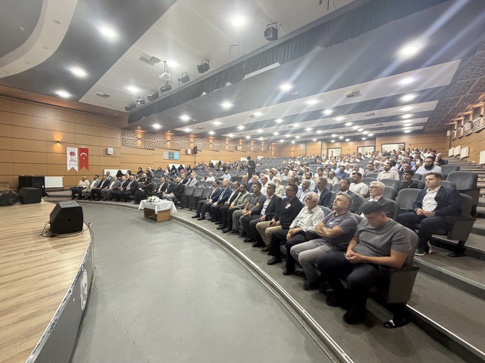 bingolakgenclk's tweet photo. 📍 Bingöl Belediyesi Konferans Salonu

İl Gençlik Kolları Başkanımız Enes Aslan ile birlikte AK Gençlik Bingöl olarak, Peygamber Efendimizin (SAV) güzel ahlakını ve örnek hayatını daha iyi anlamaya vesile olan “Peygamberimiz ve Güzel Ahlak” konulu anlamlı konferansa katıldık.

Prof. Dr. İbrahim Halil Erdoğan hocamızın kıymetli anlatımlarıyla; güzel ahlakın insan hayatındaki yeri, Peygamber Efendimizin örnek şahsiyeti ve bizlere bıraktığı güzel miras üzerine istifade dolu bir program gerçekleştirdik.

Böylesine anlamlı bir programda bir araya gelmekten büyük memnuniyet duyduk. Başta kıymetli hocamız Prof. Dr. İbrahim Halil Erdoğan olmak üzere, programın düzenlenmesinde emeği geçen Bingöl İl Müftülüğümüze ve katkı sunan herkese teşekkür ediyoruz.

Rabbim bizleri, Peygamber Efendimizin güzel ahlakını hayatımıza rehber edinen kullarından eylesin.
@EnessAslan_ @hasimburkek @makifgunerigok @NihatDogu12 @orhanimamoglu13 @MustafaOzel66 @bayram4342