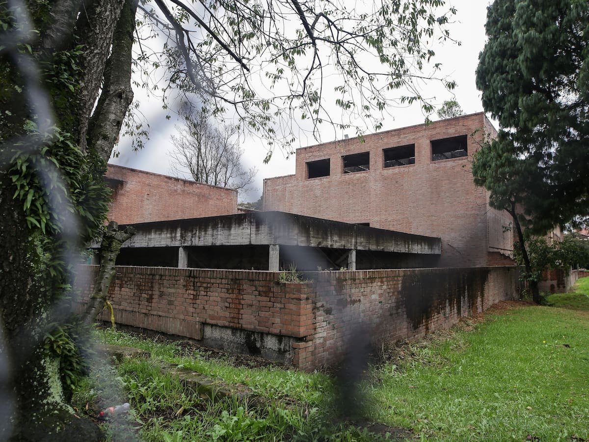 ColombiaOscura's tweet photo. #POLÉMICA 🚨 Gran escándalo se ha desatado por la demolición sin permisos de las icónicas escaleras originales dentro de un apartamento en un edificio diseñado por el célebre arquitecto Rogelio Salmona, lo que llevó al Distrito a anunciar millonarias sanciones a los responsables.

Sin embargo, mientras las autoridades investigan la intervención ilegal que vulnera la arquitectura protegida, joyas históricas como la Casa Museo Jorge Eliécer Gaitán (también de Salmona), ubicada en loc/Teusaquillo (Bogotá), permanecen sumidas en el total abandono y la negligencia estatal.

Vale la pena mencionar que este importante centro cultural, que honra el legado del líder político, ha sido abandonado y olvidado por diferentes gobiernos durante 45 años y sufre el deterioro ante la falta de acciones reales, dejando en el olvido la memoria y los espacios que representan un valor incalculable para el país.