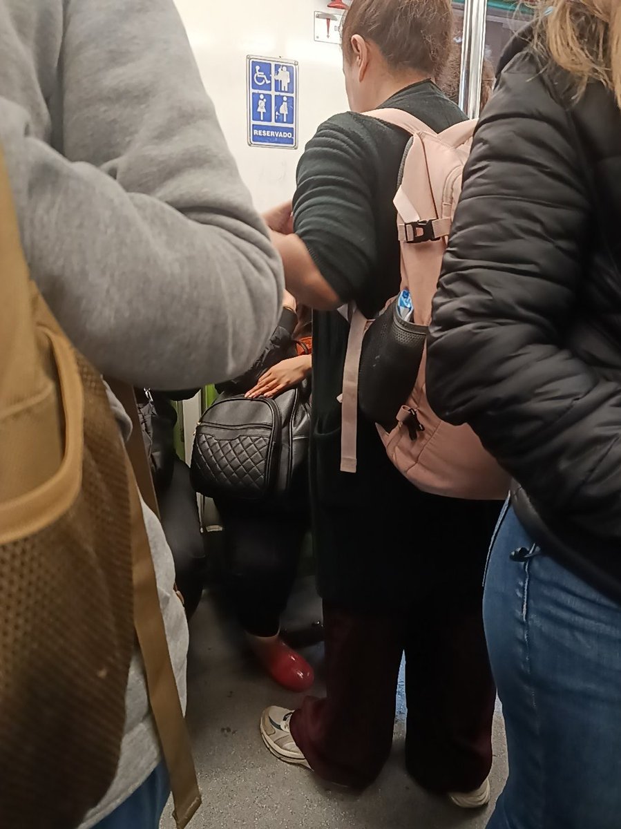 ErendiraLoher's tweet photo. @MetroCDMX Un animal entiende más que la indicación de no viajar con mochilas al lomo. Poco le importa ala gente si van lastimando o estorbando. Eso si, si las bolsean, hacen un huracán. No saben convivir en sociedad en un transporte caótico y más la L8 https://t.co/L5o9868mVs
