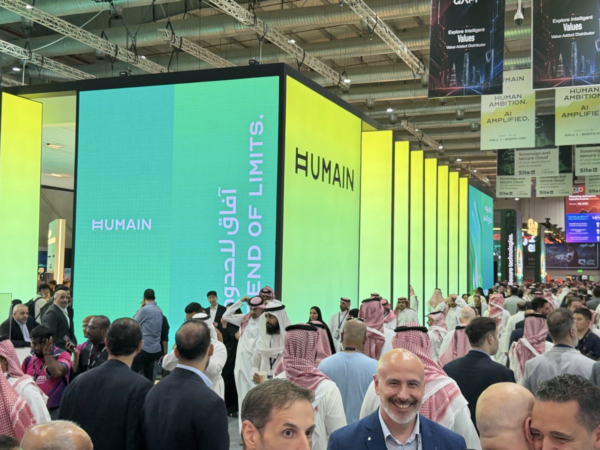 AddadRuh's tweet photo. أعلنت شركة هيوماين إنشاء 7 مجمعات متخصصة للذكاء الاصطناعي في المملكة، من بينها مجمع متكامل للبنية التحتية للذكاء الاصطناعي في الرياض، يمتد على مساحة 24 كم² وبقدرة تصل إلى 6 جيجاواط.
ويشمل المجمع مراكز بيانات ومرافق خدمية ومساحات مجتمعية، وسيتم تدشين المرحلة الأولى لتشمل 5 مراكز بيانات بطاقة 250 ميغاواط، جاهزة للتشغيل نهاية 2026