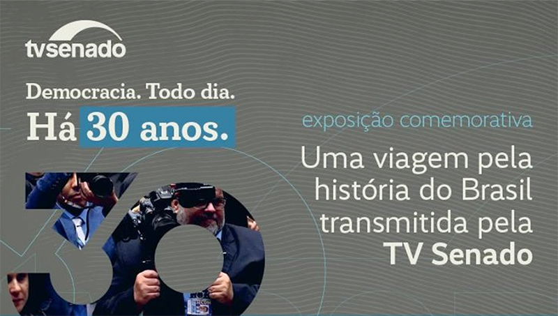 RevistaRaiz's tweet photo. Exposição da TV Senado celebra 30 anos da vida política brasileira.

Mostra no Salão Negro do Congresso Nacional reúne registros de acontecimentos políticos desde 1996 e apresenta a trajetória da emissora por meio de imagens, documentos e instalações audiovisuais.

O que muda quando os acontecimentos políticos passam a ser registrados e transmitidos em tempo real? A pergunta atravessa a exposição “TV Senado. Democracia. Todo Dia. Há 30 anos”, em Brasília.

Veja mais na REVISTA RAIZ
https://t.co/cHnYqCPCrN

(cena dos documentários exibidos - reprodução)

#revistaraiz #tvsenado