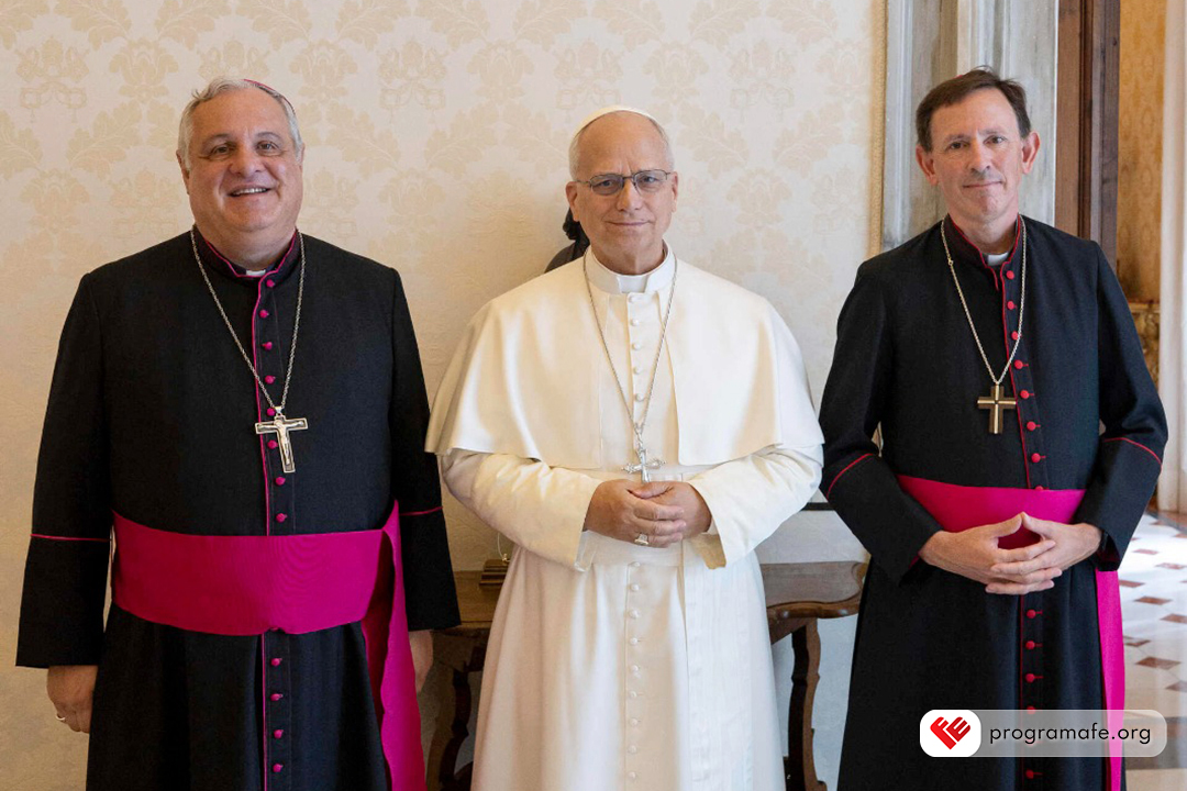 Programa_FE's tweet photo. Cada paso nos acerca un poco más a la visita del Papa León XIV.

Mons. Marcelo Colombo, presidente del @EpiscopadoArg, y Mons. Raúl Pizarro, secretario general, se reunieron con el Santo Padre en el Vaticano para seguir trabajando en la preparación de su visita apostólica. https://t.co/ca6BP2I9ky