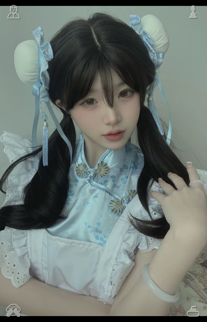yuk047's tweet photo. She attended a fashion show, seated in the front row, snapping pictures of the models' ensembles. She also captured shots of her own attire, the minimalist monochrome style exuding elegance and style. https://t.co/MfHRZK7N3M