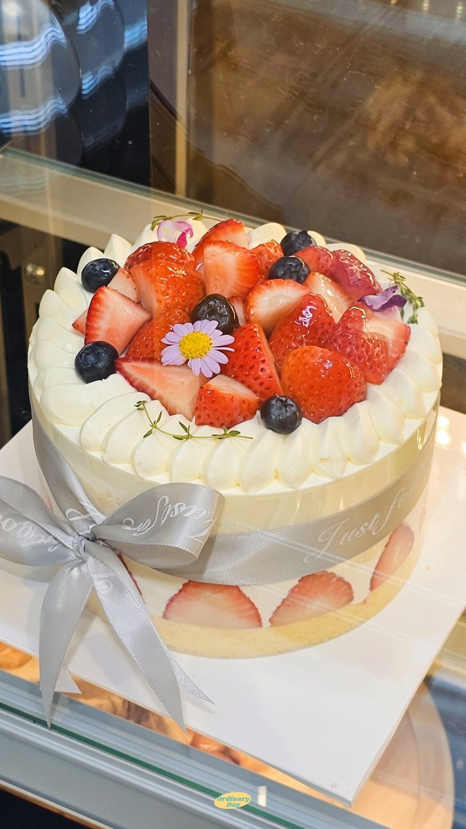 Cafe_LittleGirl's tweet photo. ทุกคนฟังนะะ เค้กร้านนี้อร่อยเกินเรื่องมากกกกก 🤧✨️ 

𝐑𝐨𝐬'𝐏𝐢𝐜𝐡𝐚 (รส'พิชา) ─ คาเฟ่โฮมเมดเล็กๆ ไปกินมา 4-5 ครั้งแล้ว อร่อยทุกเมนูที่ลองเลย 🍰🍓🫐 เนื้อเค้กนุ่ม ครีมละมุน หวานกำลังดี พวกเบอร์รี่ก็เปรี้ยวหวานลงตัว รับทำเค้กวันเกิดด้วยย

อีกเมนูที่อยากให้ลองคือ เค้กไร้เทียมทาน เนยกับถั่วนัวๆ ทำเป็นชั้นๆ หอมมัน แบบต้องตีตัวให้ให้หยุดกินอะ อร่อยมากกกก 🧈🫘

พิกัด
🏠 ซอยลาดพร้าว 71 
📝 เปิดวันอังคาร - วันอาทิตย์ เวลา 10:00 - 17:30 น.
