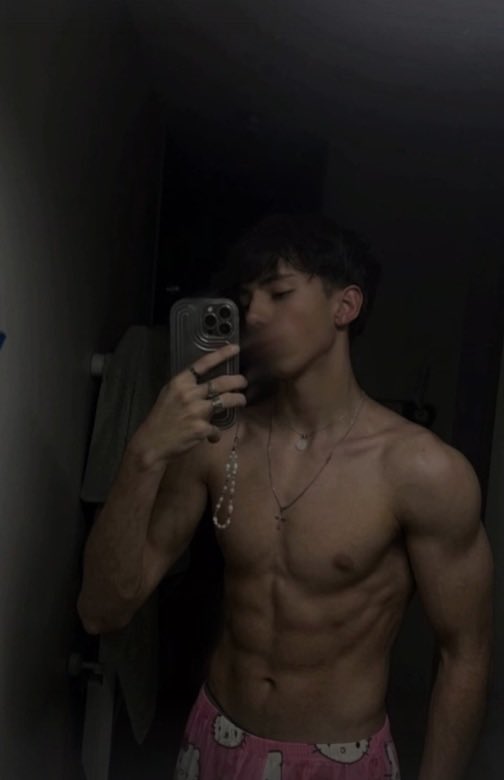 rafaeldsv24's tweet photo. Venez dm ceux qui veulent collab 👅🥵 https://t.co/fYKdUkb4mx