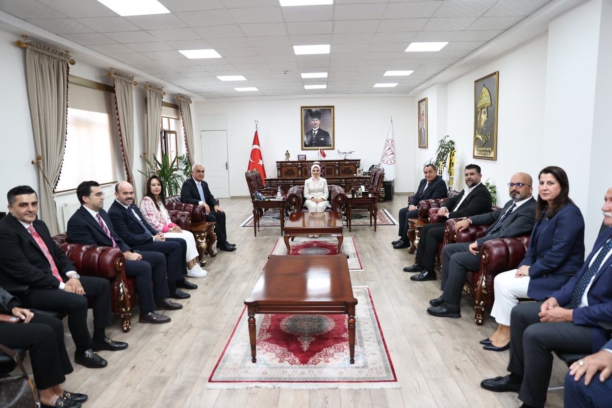 eminsimsekmus's tweet photo. Aile ve Sosyal Hizmetler Bakanımız Sayın @MahinurOzdemir ‘nın Muş Valiliğimize gerçekleştirdiği ziyaretlerinde kendilerine eşlik ettik.

Valimiz Sayın @Valiavnicakir ile bir araya gelerek şehrimizde yürütülen çalışmalar ve Bakanlığımızın Muş’umuza yönelik hizmetleri üzerine değerlendirmelerde bulunduk.

Sayın Valimize nazik ev sahiplikleri, Sayın Bakanımıza ise Muş’umuza gösterdikleri yakın ilgi ve destekleri için teşekkür ediyorum.