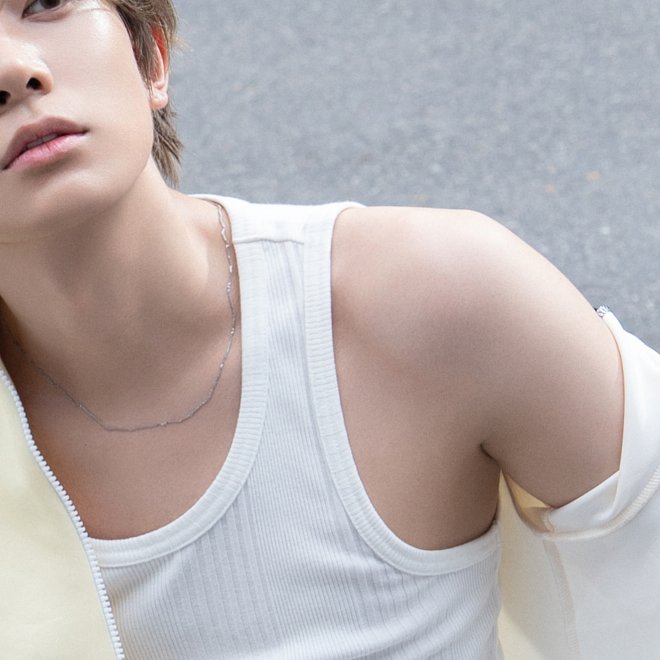 hsevanx's tweet photo. can’t decide if I want to kiss those lips or leave a mark on his neck and shoulders? https://t.co/VBmpH31NGP