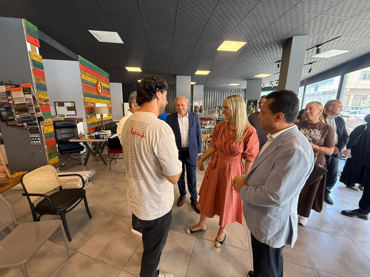 CeydaBC35's tweet photo. 📍Karabağlar’da mobilya üretimi ve satışını yapan esnaf dostlarımızı ziyaret ettik.

Alın teriyle İzmir ekonomisine güç katan, mobilya sektörünün kalbinde emek veren tüm üreticilerimize ve esnafımıza hayırlı, bereketli kazançlar diliyorum.

Üreten, istihdam sağlayan ve kentimize değer katan her bir hemşehrimizin yanında olmaya devam edeceğiz. 🛠️🪑