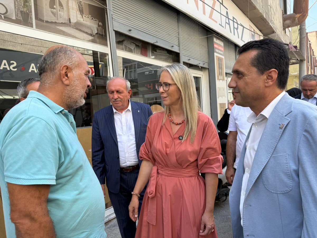 CeydaBC35's tweet photo. 📍Karabağlar’da mobilya üretimi ve satışını yapan esnaf dostlarımızı ziyaret ettik.

Alın teriyle İzmir ekonomisine güç katan, mobilya sektörünün kalbinde emek veren tüm üreticilerimize ve esnafımıza hayırlı, bereketli kazançlar diliyorum.

Üreten, istihdam sağlayan ve kentimize değer katan her bir hemşehrimizin yanında olmaya devam edeceğiz. 🛠️🪑