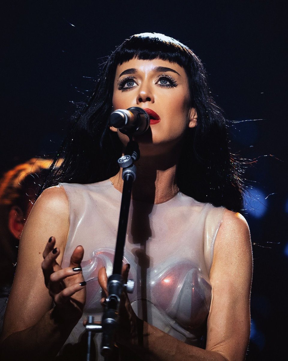 portalkatyperry's tweet photo. “É surreal ver essa música tendo este momento tantos anos depois. O mais curioso sobre a música é que você nunca sabe realmente onde uma canção vai parar ou quando alguém vai descobri-la. Desde vê-la sendo escolhida na seção ‘Choose Your Own Adventure’ na The Lifetimes Tour, até ver as pessoas descobrindo a música no TikTok e fazendo dela parte das próprias histórias, tem sido muito especial acompanhar tudo isso. É bom revisitar um capítulo incrível enquanto vejo outro se desenrolar.” — Katy Perry em declaração ao TikTok sobre o fenômeno de “The One That Got Away”.