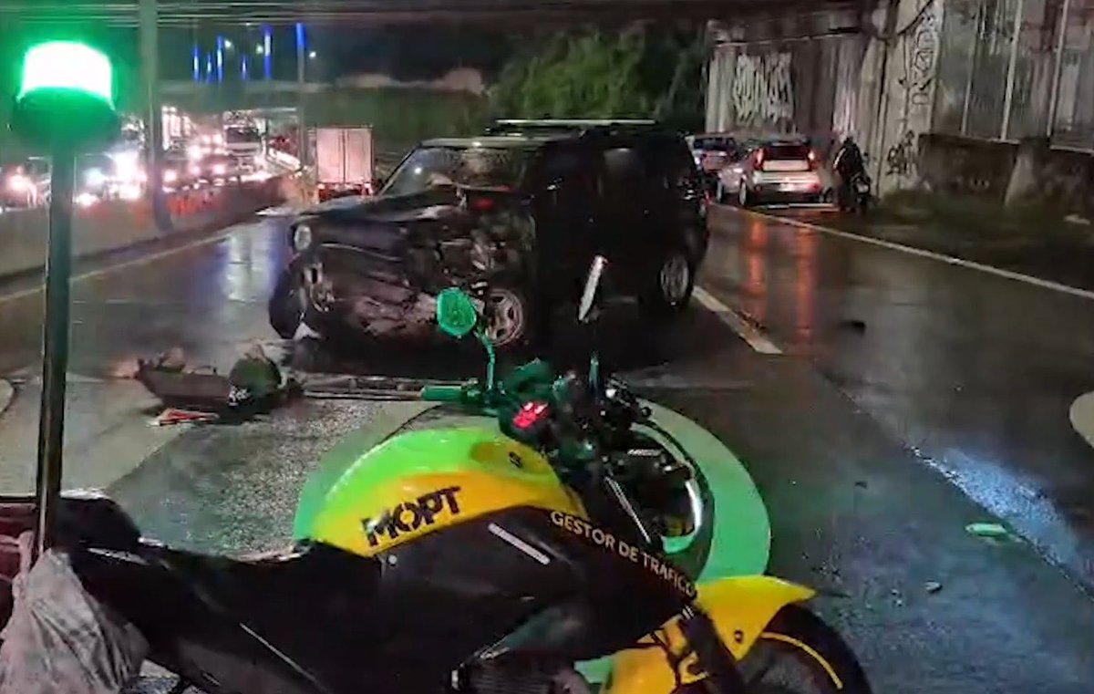 elurbanonews's tweet photo. #Anoche | Vehículo colisiona contra separadores en el bulevar Monseñor Romero

Un accidente de tránsito se registró anoche sobre el bulevar Monseñor Romero, en el sentido hacia el bulevar Los Próceres.

Según la información proporcionada, el conductor perdió el control del vehículo y colisionó contra los separadores de la vía. Hasta el momento, no se han reportado personas lesionadas.

📷: cortesía.