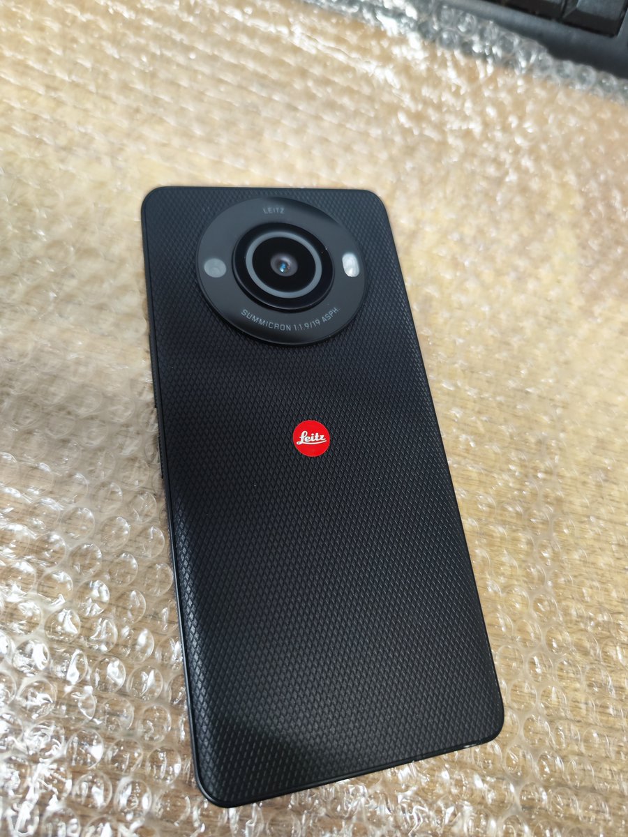 tkamjo's tweet photo. 愛用していたスマホ【Xiaomi 12T Pro】のバッテリーなど色々とヤレてきたので、観念して【Leitz Phone 3】に機種変したわけです。

発売時19万5,696円というなかなかのプライスタグを引っ提げていたシャープのフラッグシップモデルですが、２年経った今では程度Ａの中古が5万5千円。
スマホそのものが高くなっている昨今、全然アリだなと。

いわゆるライカ監修のカメラ＆ソニーの１インチセンサーを搭載という、カメラ機能に全振りなスマホ。
何気ない風景が妙に味がある感じに撮れるのも、失敗写真を量産するのもスマホカメラらしからぬ味付けで好きです。
ちょっとドラマチックな絵造りをする感じで。

一番の特徴はライカのレンズをＡＩでシミュレートする『Leitz Looks』機能が使える点かなと。
「Summilux 28mm」「Summilux 35mm」「Noctilux 50mm」という銘玉をシミュレーションとはいえ気軽に使えるというのは、正直楽しい。

考えてみれば。
ライカのデジカメ【M11-P】は実売で１６０万くらい。
上城がシミュレーションで一番使っている「Summilux 28mm f/1.4」は１１０万くらい。
都合２５０万超えのライカのデジカメを構えて松屋のカウンターで牛めしとか撮っているのを見たら、僕ならば３度見くらいするところですが。
ライツフォンなら、Noctilux 50mm f1.2（定価１４０万）で、誰にはばかることもなくキムチーズ牛めしを激写できるという寸法です。

あと、普通にスマホとしての出来が良いのです。
デザインもカメラのモチーフを上手く取り入れていて、良き。
いい買い物しました。