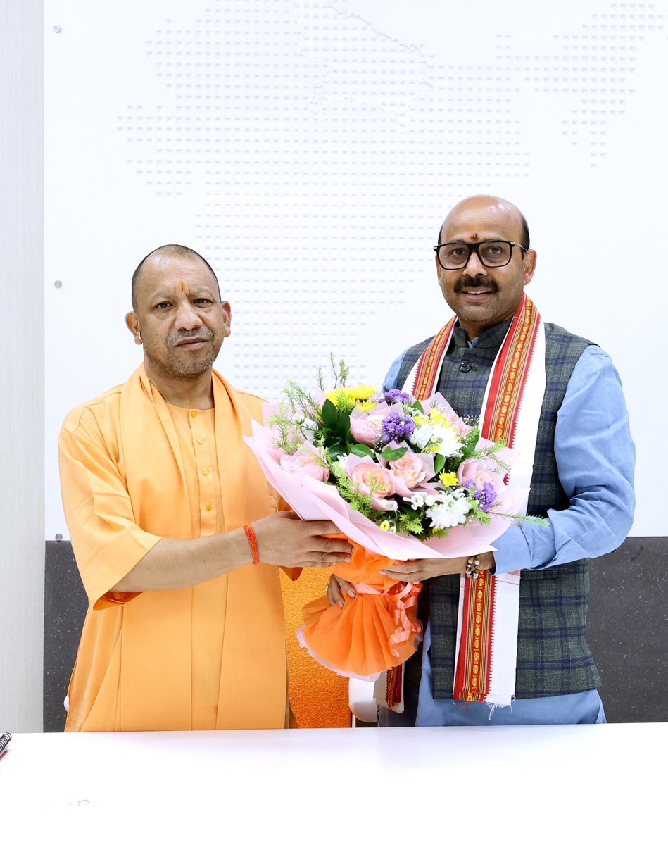HarishD_BJP's tweet photo. उत्तर प्रदेश के यशस्वी मुख्यमंत्री माननीय योगी आदित्य नाथ जी से शिष्टाचार भेंट किया । विभिन्न संगठनात्मक एवं राजनैतिक मुद्दों पर वार्ता किया । https://t.co/2kAC2hgxcH