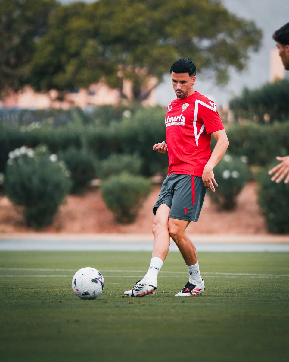U_D_Almeria's tweet photo. Javi Muñoz ya entrena como jugador rojiblanco 🤩 https://t.co/lj1CPwTlFU