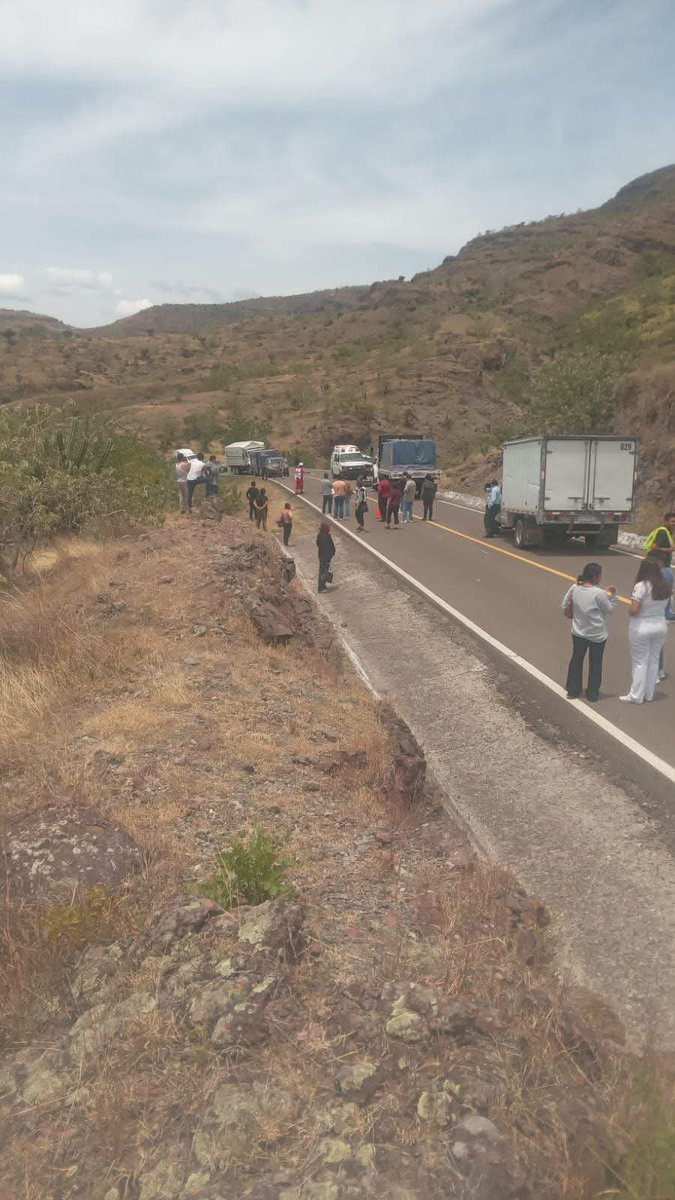 NotiRoja's tweet photo. #Entérate | La tarde de ayer perdió la vida el conductor de una motocicleta, tras un fatal accidente carretero sobre la carretera Huajuapan-#Oaxaca, a la altura del paraje conocido como Las Cazuelas, adelante de la agencia Corral de Piedra, en la región Mixteca. https://t.co/TCo2OQ0eGZ