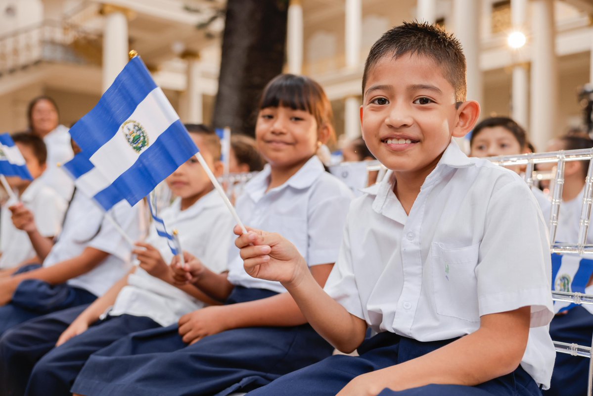 Gobierno_SV's tweet photo. Iniciamos septiembre y el Mes Cívico desde el Palacio Nacional en el Centro Histórico: ¡Celebrando nuestra verdadera independencia! 🤩 
Este es un momento para recordar de dónde venimos, reafirmando que #ElFuturoEsNuestro🇸🇻 https://t.co/5T5m4CO12h