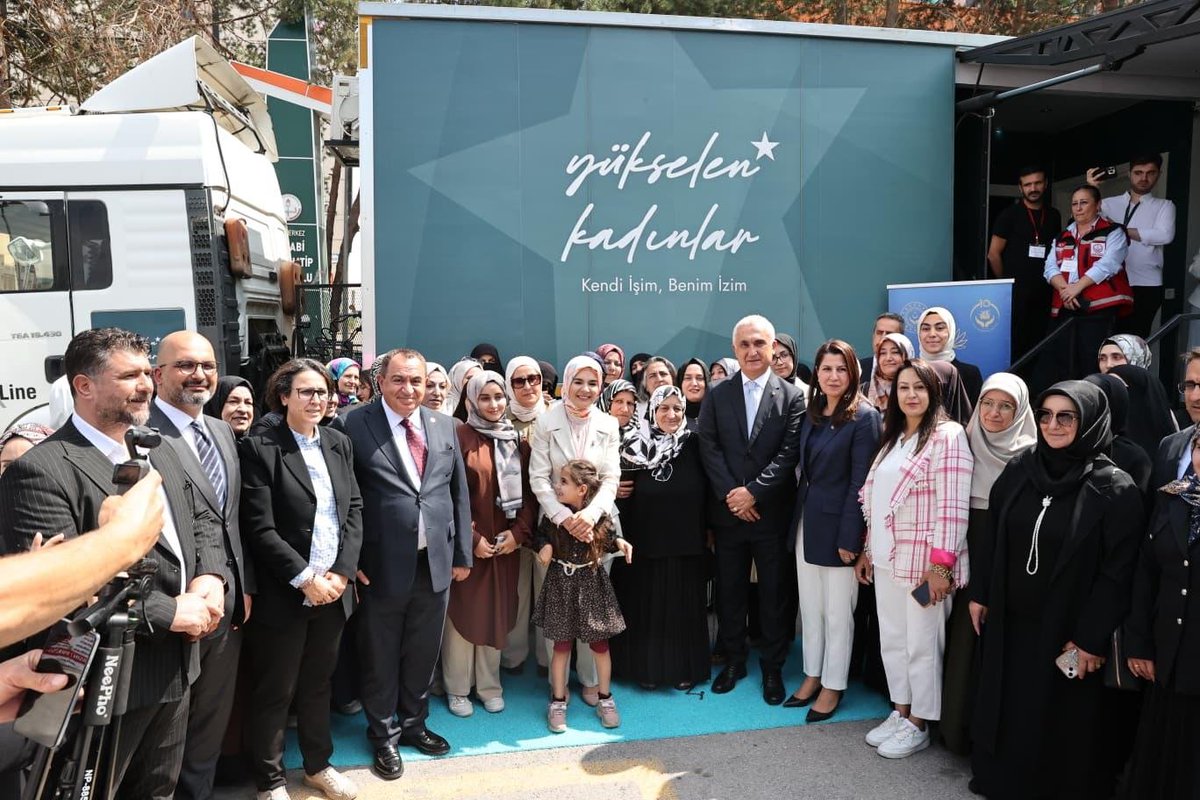 TCMusValiligi's tweet photo. Valimiz Sayın @Valiavnicakir, Aile ve Sosyal Hizmetler Bakanımız Sayın Mahinur Özdemir Göktaş, Muş Milletvekili Sayın Mehmet Emin Şimşek ve ilimiz protokolü ile birlikte,

Aile ve Sosyal Hizmetler Bakanlığımız ile Halkbank iş birliğinde hayata geçirilen “Yükselen Kadınlar Girişimcilik Eğitim Tırı”nı ziyaret etti.

“Kendi İşim, Benim İzim” programı kapsamında ilimizde bulunan Eğitim Tırı’nda; kadınların girişimcilik yolculuklarını güçlendirmelerine katkı sunmak amacıyla kişisel marka oluşturma, e-ticaret, finansal süreçler ve ekip bilinci gibi pek çok alanda eğitimler veriliyor.#Muş
@tcailesosyal  

📍 Muş