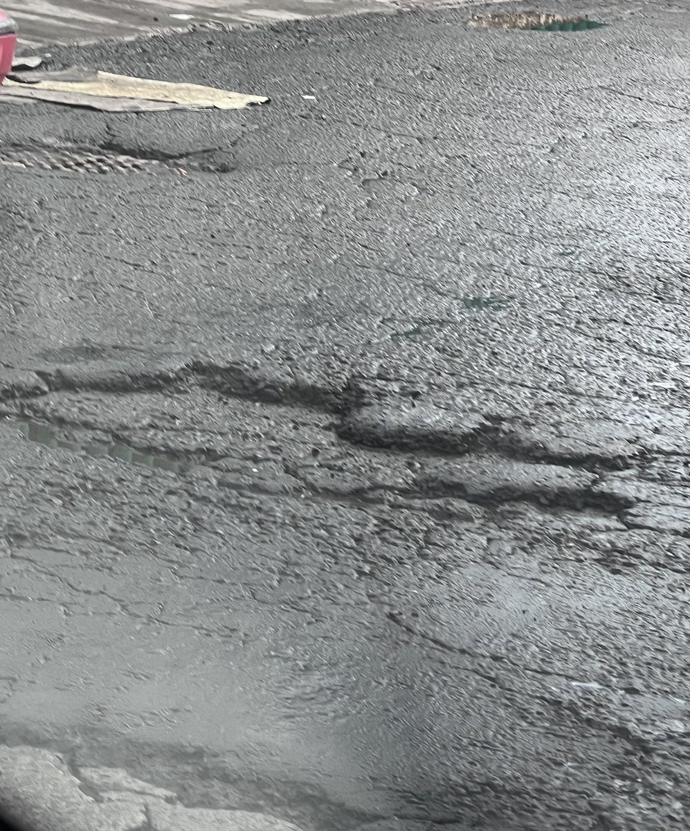 diegocruze's tweet photo. Absolutamente omiso, inaceptable y tercermundista el trabajo de la pdta municipal de #Ecatepec @azucenacisneros a las afueras de la clínica 67 del @Tu_IMSS ; además de la calle en pésimo estado, la mitad de la banqueta y de la vialidad invadidas por comerciantes informales. https://t.co/XMh38oKHqQ