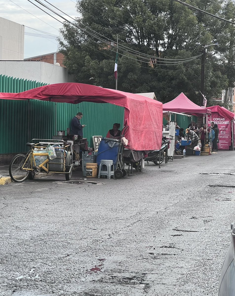 diegocruze's tweet photo. Absolutamente omiso, inaceptable y tercermundista el trabajo de la pdta municipal de #Ecatepec @azucenacisneros a las afueras de la clínica 67 del @Tu_IMSS ; además de la calle en pésimo estado, la mitad de la banqueta y de la vialidad invadidas por comerciantes informales. https://t.co/XMh38oKHqQ