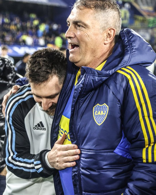 moneizes's tweet photo. Messi abrazando al ídolo de Boca Juniors. https://t.co/SmXm8PonC6