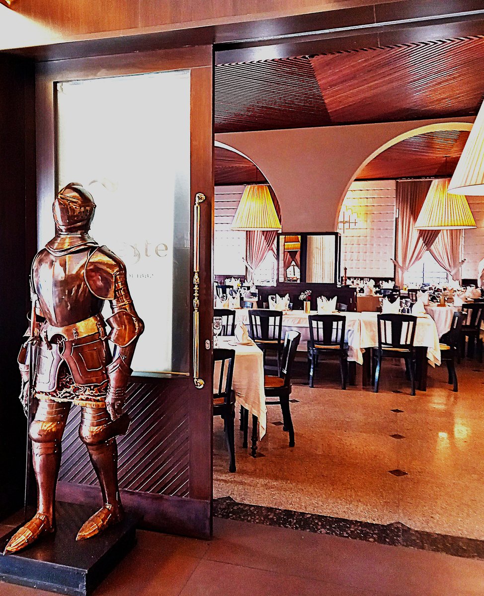 RevistaRaiz's tweet photo. O Brasil Bom de Boca faz um tributo a um dos lugares de comida mais tradicionais do país, o Restaurante Leite de Recife, Pernambuco.  O restaurante desde 1882 tem preservado a boa cozinha luso-pernambucana.

Um restaurante que testemunhou grandes mudanças sociais, econômicas e culturais, da cidade do Recife, e do Brasil, sem nunca perder seu estilo dominante do bem servir, do acolhimento requintado, da boa comida; sendo assim um local de excelência para se viver os rituais da comensalidade.

Raul Lody destaca o cardápio com: "Filé ao funghi, filé ao catupiry, filé à Chateaubriand, steak au poivre, steak à Diana, filé ao Reino, cordeiro a Vasco da Gama, carne de sol do Sertão, churrasco à moda do chefe, bacalhau a Manoel Leite, peixe à Burle Max, garoupa à Vavá Cardozo, polvo à espanhola, língua ao Madeira, medalhões à Gilberto Freyre, picadinho especial, garoupa ao feijão de coco; e muito mais."

O artigo vem ilustrado com fotos de Jorge Sabino que destacam o ambiente clássico e próprio do restaurante Leite.

Saiba mais no BRASIL BOM DE BOCA
https://t.co/A6PukVQFxA

(fotos Jorge Sabino)

#brasilbomdeboca #revistaraiz #restauranteleite #cozinhabrasileira