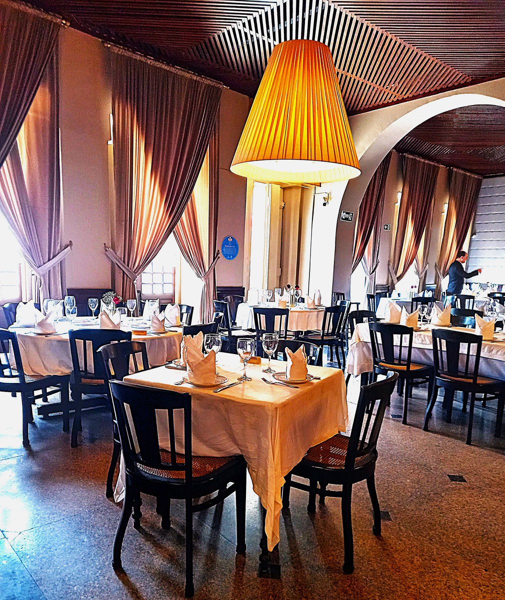 RevistaRaiz's tweet photo. O Brasil Bom de Boca faz um tributo a um dos lugares de comida mais tradicionais do país, o Restaurante Leite de Recife, Pernambuco.  O restaurante desde 1882 tem preservado a boa cozinha luso-pernambucana.

Um restaurante que testemunhou grandes mudanças sociais, econômicas e culturais, da cidade do Recife, e do Brasil, sem nunca perder seu estilo dominante do bem servir, do acolhimento requintado, da boa comida; sendo assim um local de excelência para se viver os rituais da comensalidade.

Raul Lody destaca o cardápio com: "Filé ao funghi, filé ao catupiry, filé à Chateaubriand, steak au poivre, steak à Diana, filé ao Reino, cordeiro a Vasco da Gama, carne de sol do Sertão, churrasco à moda do chefe, bacalhau a Manoel Leite, peixe à Burle Max, garoupa à Vavá Cardozo, polvo à espanhola, língua ao Madeira, medalhões à Gilberto Freyre, picadinho especial, garoupa ao feijão de coco; e muito mais."

O artigo vem ilustrado com fotos de Jorge Sabino que destacam o ambiente clássico e próprio do restaurante Leite.

Saiba mais no BRASIL BOM DE BOCA
https://t.co/A6PukVQFxA

(fotos Jorge Sabino)

#brasilbomdeboca #revistaraiz #restauranteleite #cozinhabrasileira
