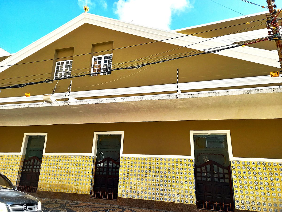RevistaRaiz's tweet photo. O Brasil Bom de Boca faz um tributo a um dos lugares de comida mais tradicionais do país, o Restaurante Leite de Recife, Pernambuco.  O restaurante desde 1882 tem preservado a boa cozinha luso-pernambucana.

Um restaurante que testemunhou grandes mudanças sociais, econômicas e culturais, da cidade do Recife, e do Brasil, sem nunca perder seu estilo dominante do bem servir, do acolhimento requintado, da boa comida; sendo assim um local de excelência para se viver os rituais da comensalidade.

Raul Lody destaca o cardápio com: "Filé ao funghi, filé ao catupiry, filé à Chateaubriand, steak au poivre, steak à Diana, filé ao Reino, cordeiro a Vasco da Gama, carne de sol do Sertão, churrasco à moda do chefe, bacalhau a Manoel Leite, peixe à Burle Max, garoupa à Vavá Cardozo, polvo à espanhola, língua ao Madeira, medalhões à Gilberto Freyre, picadinho especial, garoupa ao feijão de coco; e muito mais."

O artigo vem ilustrado com fotos de Jorge Sabino que destacam o ambiente clássico e próprio do restaurante Leite.

Saiba mais no BRASIL BOM DE BOCA
https://t.co/A6PukVQFxA

(fotos Jorge Sabino)

#brasilbomdeboca #revistaraiz #restauranteleite #cozinhabrasileira
